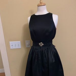Elegant Isaac Mizrahi dress with brooch belt